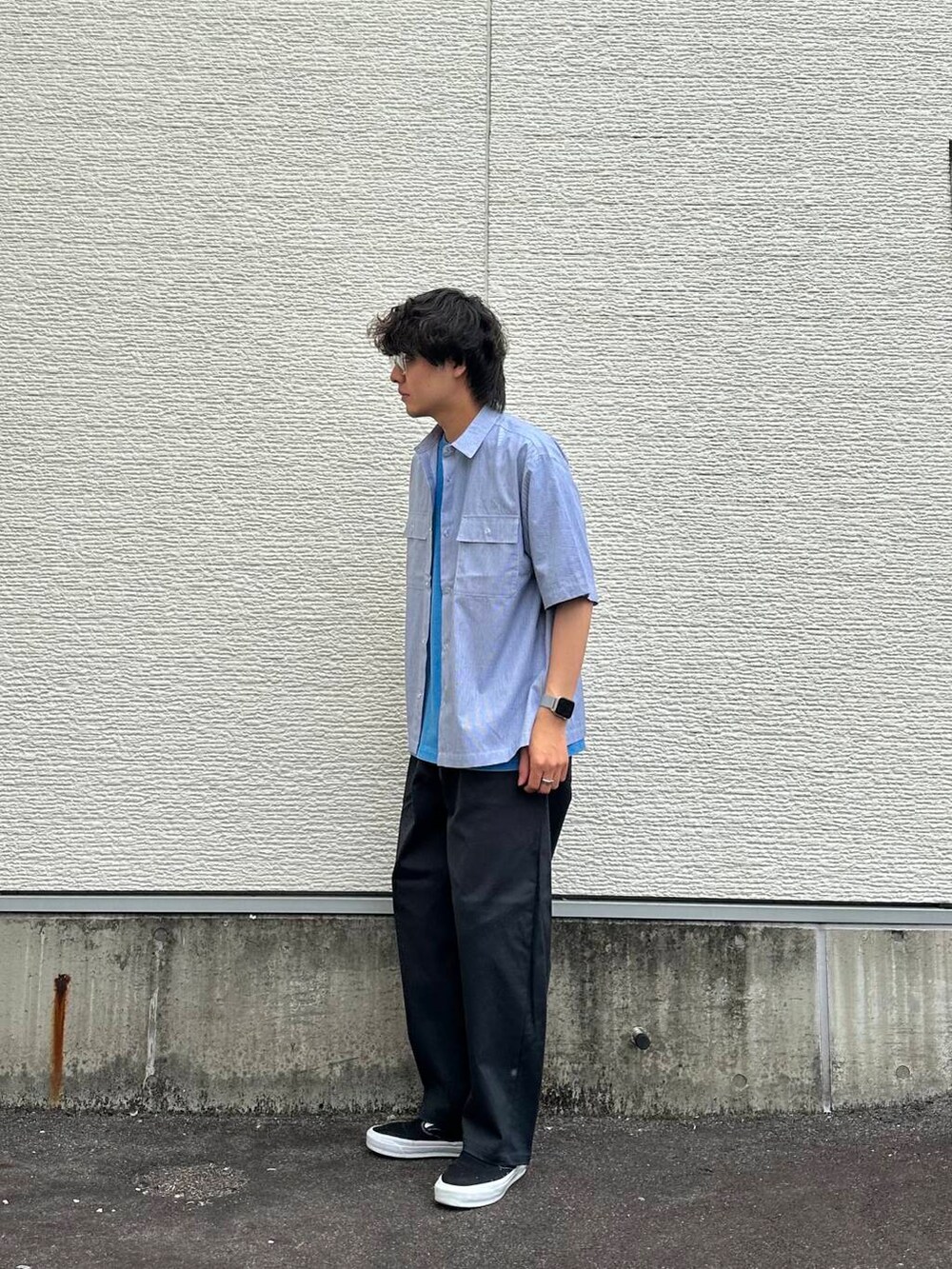「スニーカー、ワイドパンツ、vans、カジュアル、キレイめ、ゆるコーデ、アースカラー、デートコーデ、シンプルコーデ、アウトドア、スリッポン、スニーカーコーデ、newarrival、ユニセックス、20代」｜「SMELLYのクリアフレームサングラス（サングラス、イエロー系）」を使った、鷹見侑輝さん（メンズ・175cm）の春コーディネートの3枚目の写真