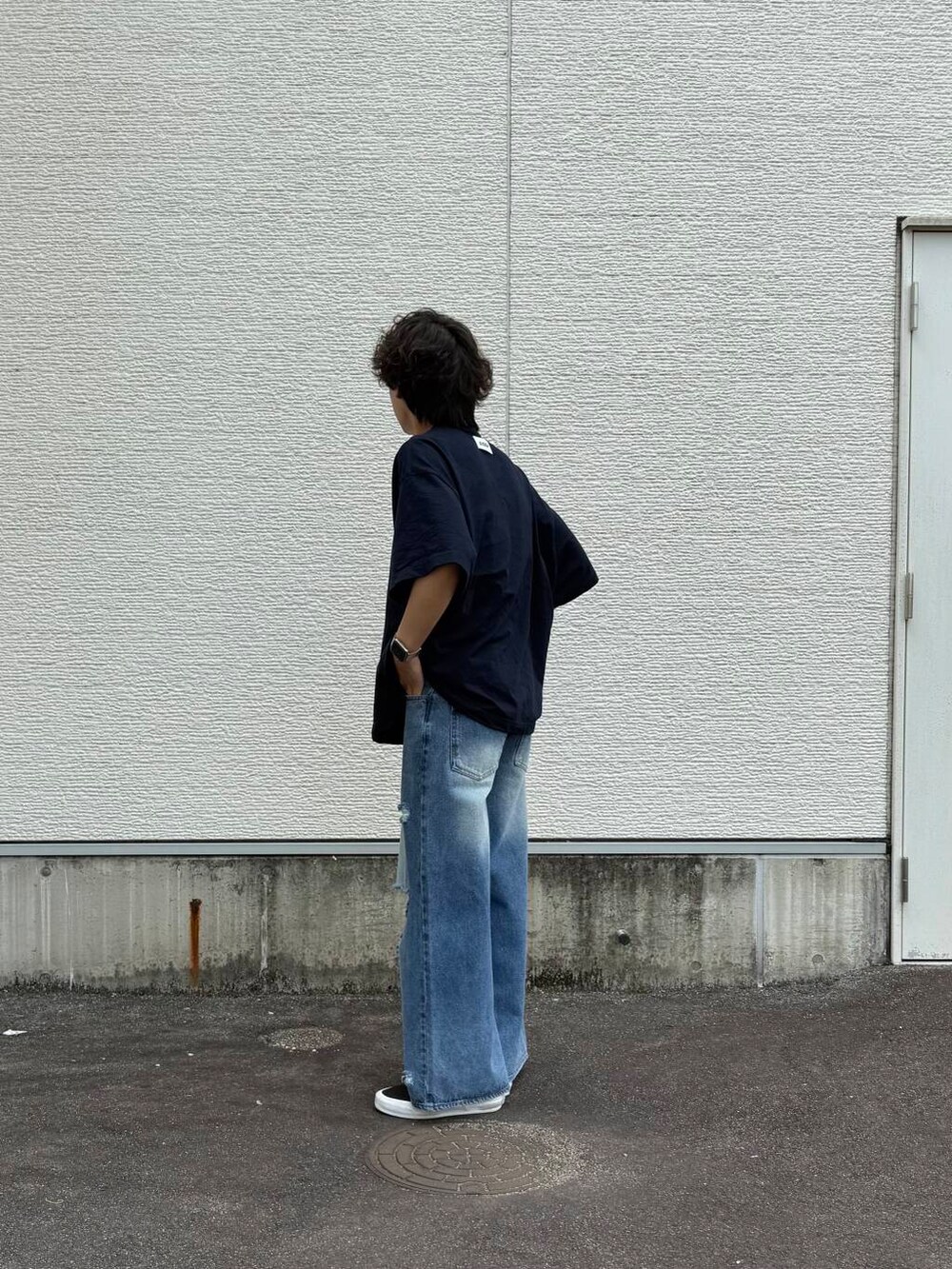 「スニーカー、ワイドパンツ、vans、カジュアル、キレイめ、ゆるコーデ、デートコーデ、シンプルコーデ、スリッポン、スニーカーコーデ、newarrival、ユニセックス、20代、ラフコーデ、旅行コーデ」｜「VANSのVANS PREMIUM　Slip-On Reissue 98（スニーカー、ブラック系）」を使った、鷹見侑輝さん（メンズ・175cm）の夏コーディネートの3枚目の写真