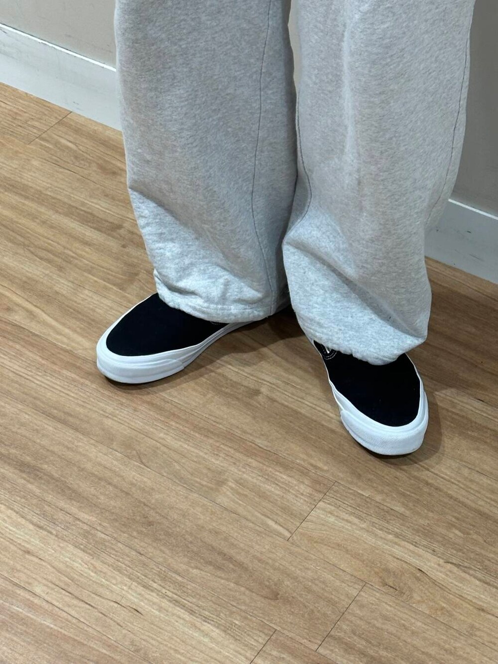 「スニーカー、vans、カジュアル、キレイめ、ゆるコーデ、アースカラー、デートコーデ、スウェット、シンプルコーデ、アウトドア、スリッポン、スニーカーコーデ、newarrival、ユニセックス、20代」｜「VANSのVANS PREMIUM　Slip-On Reissue 98（スニーカー、ブラック系）」を使った、鷹見侑輝さん（メンズ・175cm）の春コーディネートの3枚目の写真