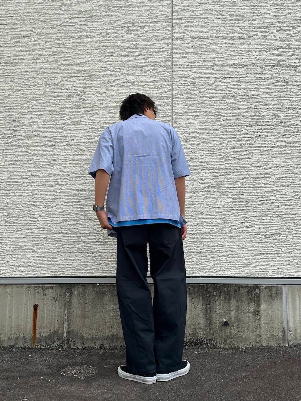「スニーカー、ワイドパンツ、vans、カジュアル、キレイめ、ゆるコーデ、アースカラー、デートコーデ、シンプルコーデ、アウトドア、スリッポン、スニーカーコーデ、newarrival、ユニセックス、20代」｜「SMELLYのクリアフレームサングラス（サングラス、イエロー系）」を使った、鷹見侑輝さん（メンズ・175cm）の春コーディネートの4枚目の写真