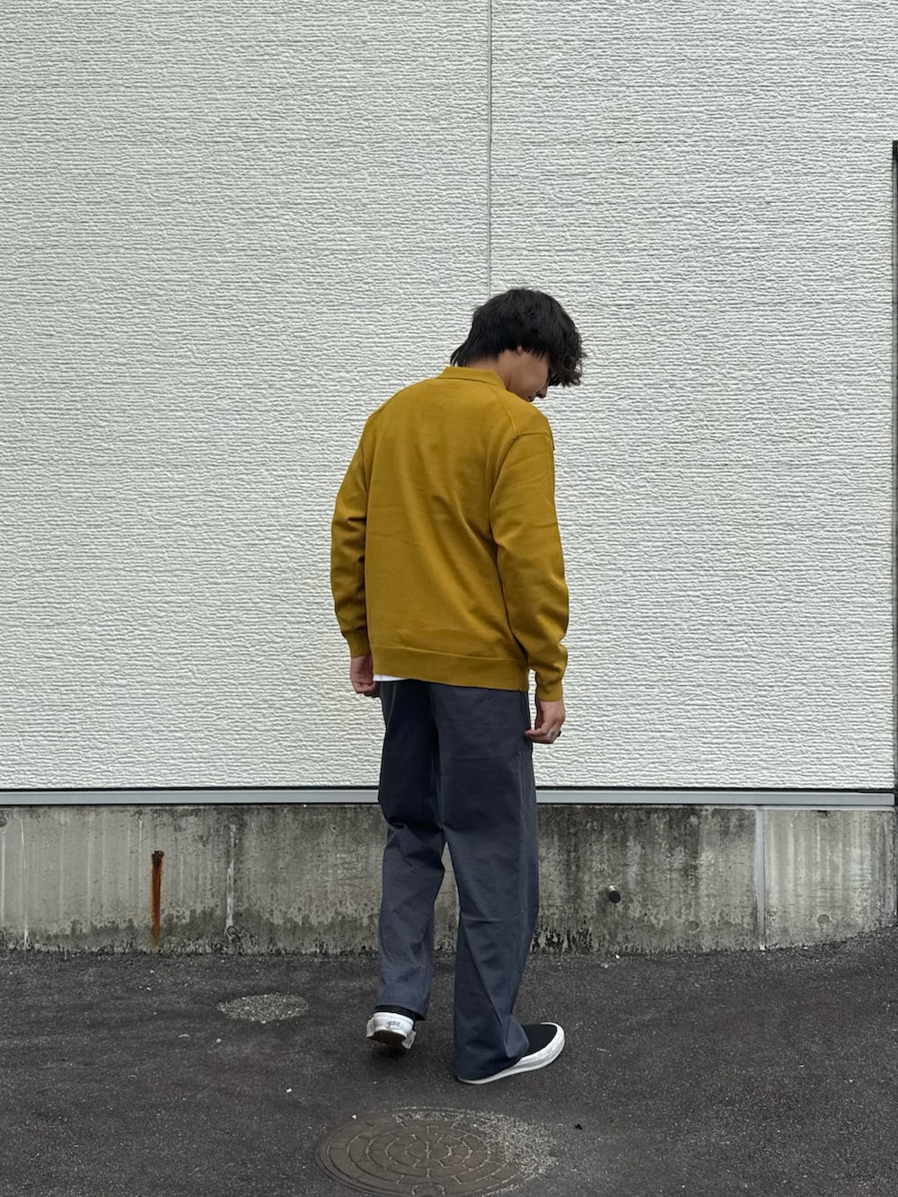 グレー系のその他パンツ、ブラック系のスニーカー、ホワイト系のTシャツ/カットソーを着用したメンズの秋コーディネートの3枚目の写真