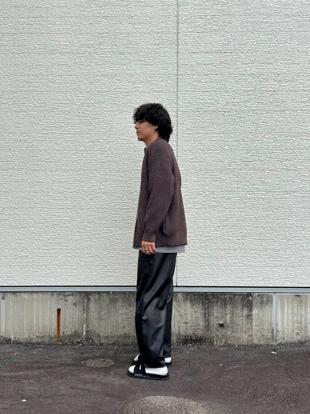 ブラック系のその他パンツ、ブラウン系のカーディガン/ボレロ、グレー系のスウェットを着用したメンズの秋コーディネートの3枚目の写真