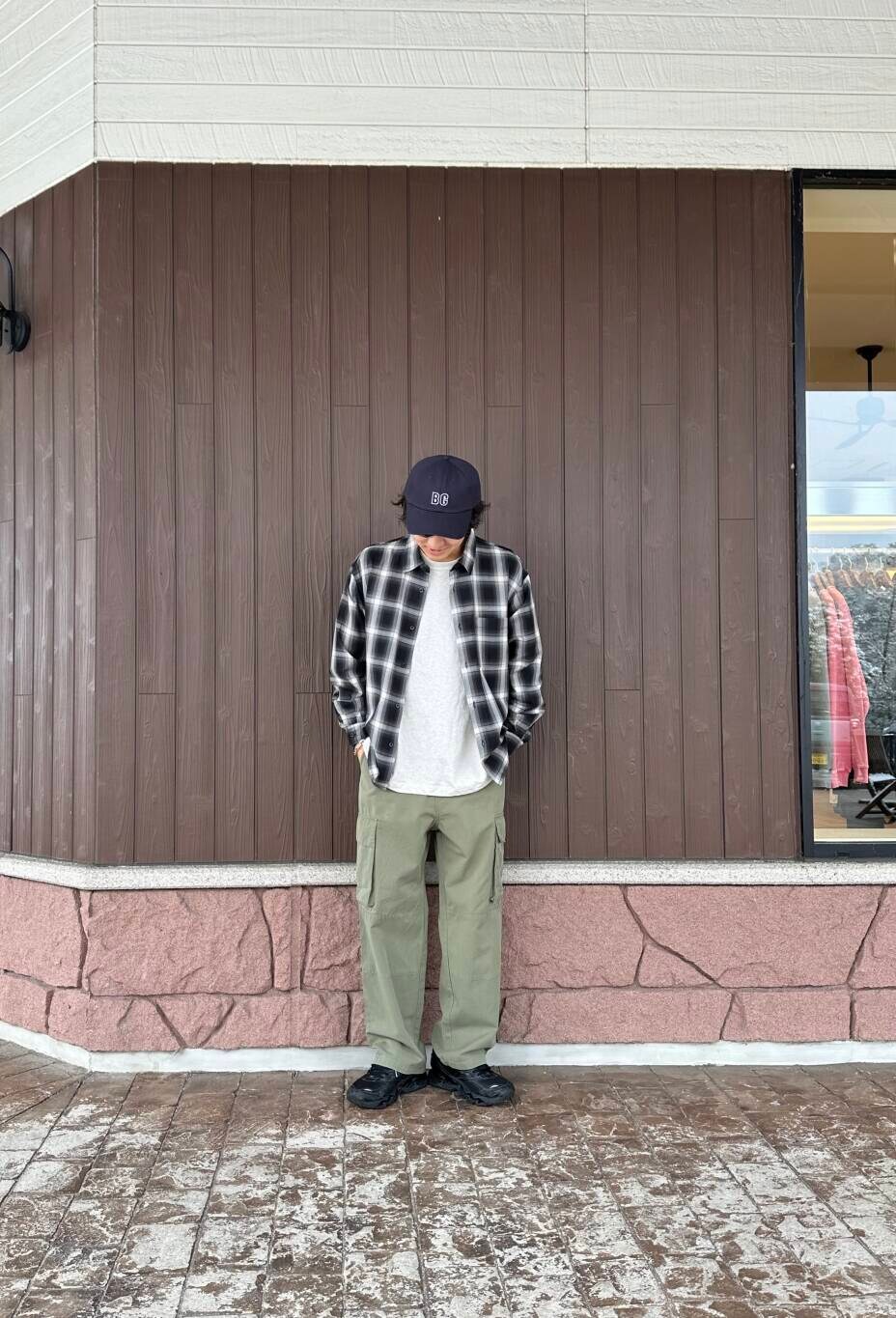 「スニーカー、ワイドパンツ、カジュアル、キレイめ、ゆるコーデ、アースカラー、デートコーデ、カーゴパンツ、シンプルコーデ、ミリタリー、アウトドア、スニーカーコーデ、newarrival、ユニセックス、20代」|「SENSE OF PLACE by URBAN RESEARCHのNegro Leagues シシュウロゴキャップ(キャップ、ブルー系)」を使った、鷹見侑輝さん(メンズ・175cm)の春コーディネートの2枚目の写真