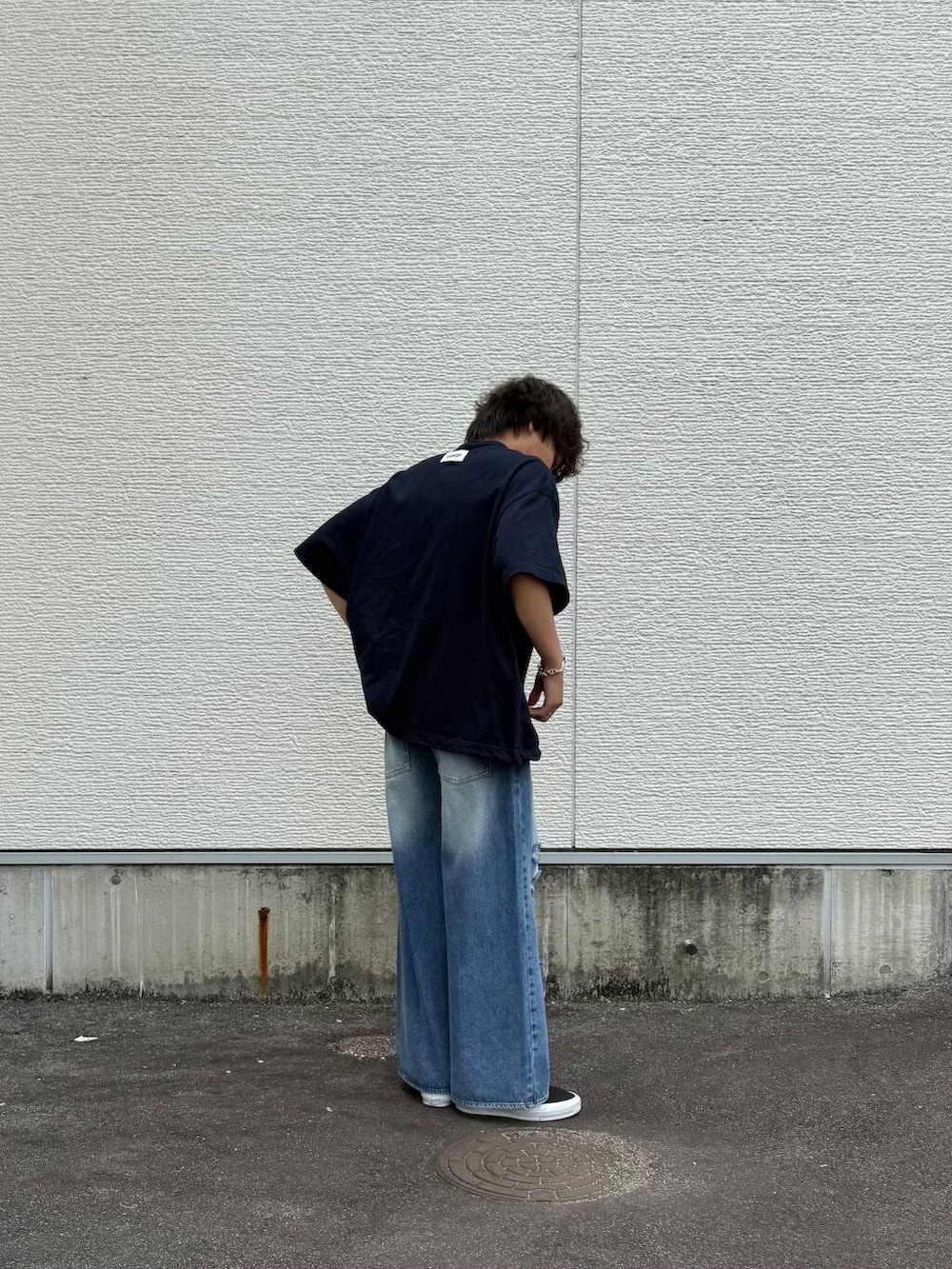 「スニーカー、ワイドパンツ、vans、カジュアル、キレイめ、ゆるコーデ、デートコーデ、シンプルコーデ、スリッポン、スニーカーコーデ、newarrival、ユニセックス、20代、ラフコーデ、旅行コーデ」｜「VANSのVANS PREMIUM　Slip-On Reissue 98（スニーカー、ブラック系）」を使った、鷹見侑輝さん（メンズ・175cm）の夏コーディネートの2枚目の写真