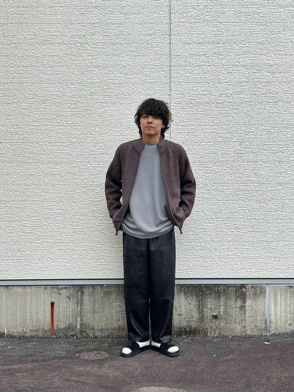 ブラック系のその他パンツ、ブラウン系のカーディガン/ボレロ、グレー系のスウェットを着用したメンズの秋コーディネートの2枚目の写真