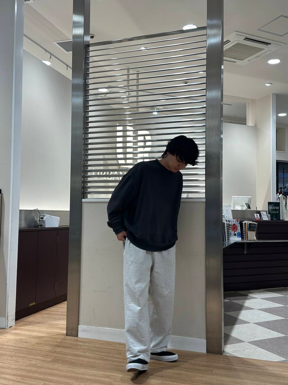 「スニーカー、vans、カジュアル、キレイめ、ゆるコーデ、アースカラー、デートコーデ、スウェット、シンプルコーデ、アウトドア、スリッポン、スニーカーコーデ、newarrival、ユニセックス、20代」｜「VANSのVANS PREMIUM　Slip-On Reissue 98（スニーカー、ブラック系）」を使った、鷹見侑輝さん（メンズ・175cm）の春コーディネートの2枚目の写真