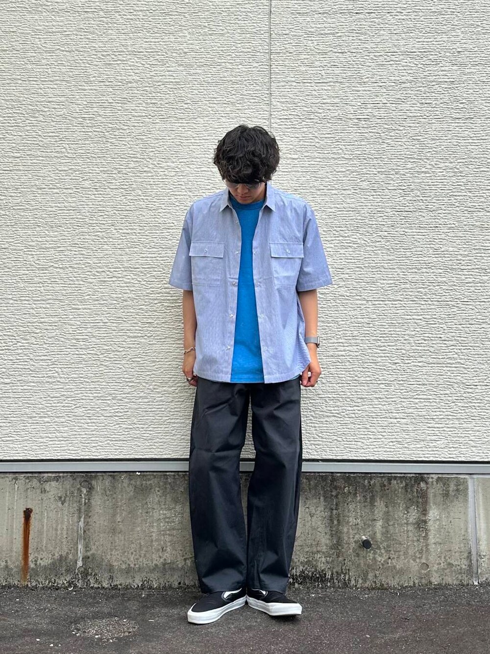 「スニーカー、ワイドパンツ、vans、カジュアル、キレイめ、ゆるコーデ、アースカラー、デートコーデ、シンプルコーデ、アウトドア、スリッポン、スニーカーコーデ、newarrival、ユニセックス、20代」｜「SMELLYのクリアフレームサングラス（サングラス、イエロー系）」を使った、鷹見侑輝さん（メンズ・175cm）の春コーディネートの2枚目の写真