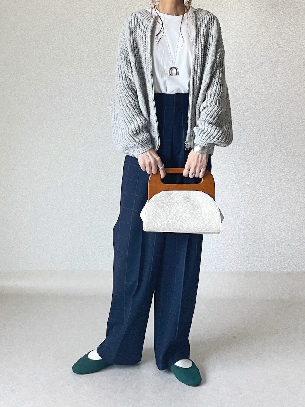 グレー系のカーディガン/ボレロ、グレー系のパンツ、グリーン系のバレエシューズを着用したレディースの秋コーディネートの4枚目の写真