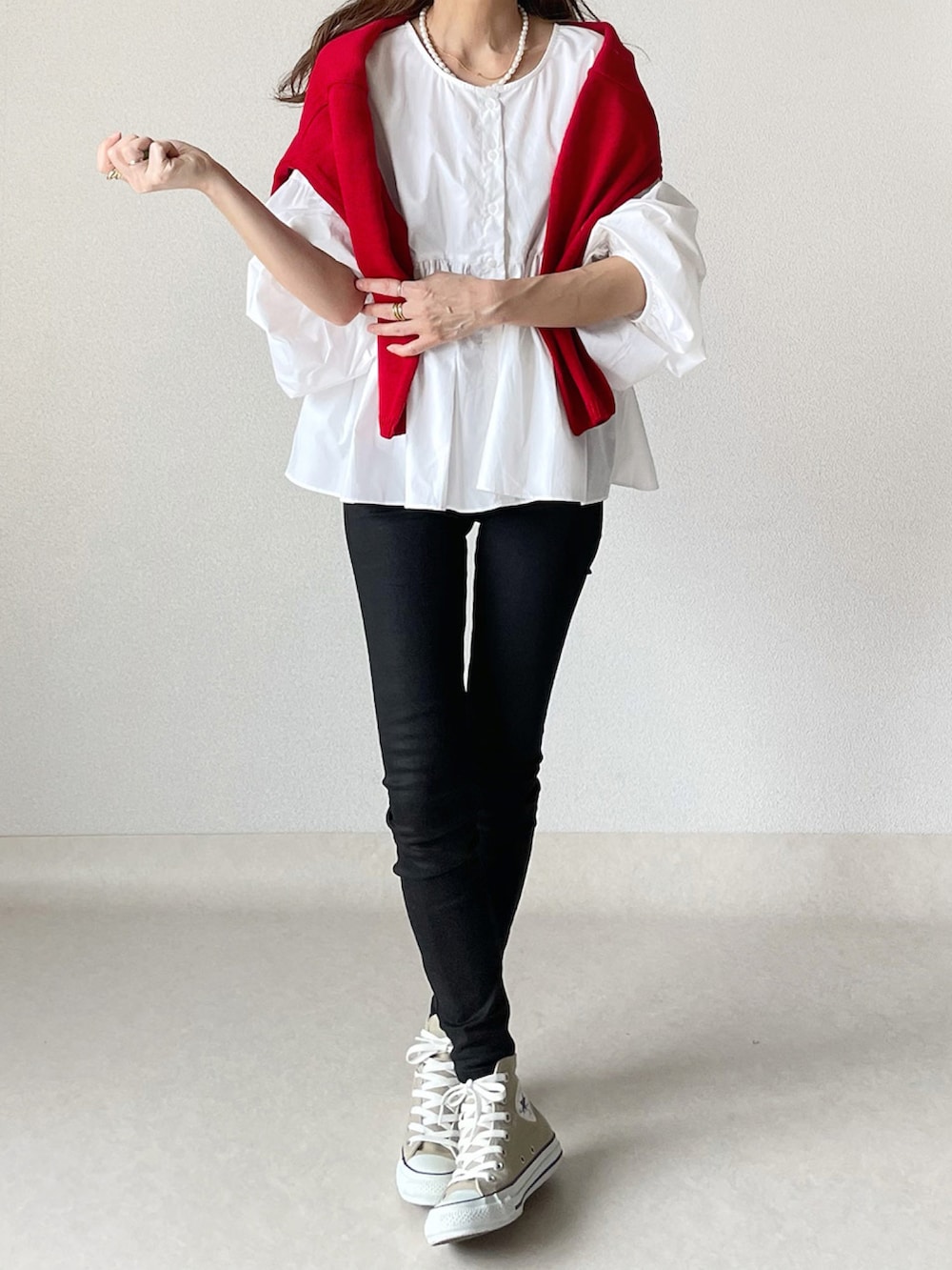 ホワイト系のシャツ/ブラウス、ベージュ系のベスト、レッド系のカーディガン/ボレロを着用したレディースの春コーディネートの5枚目の写真