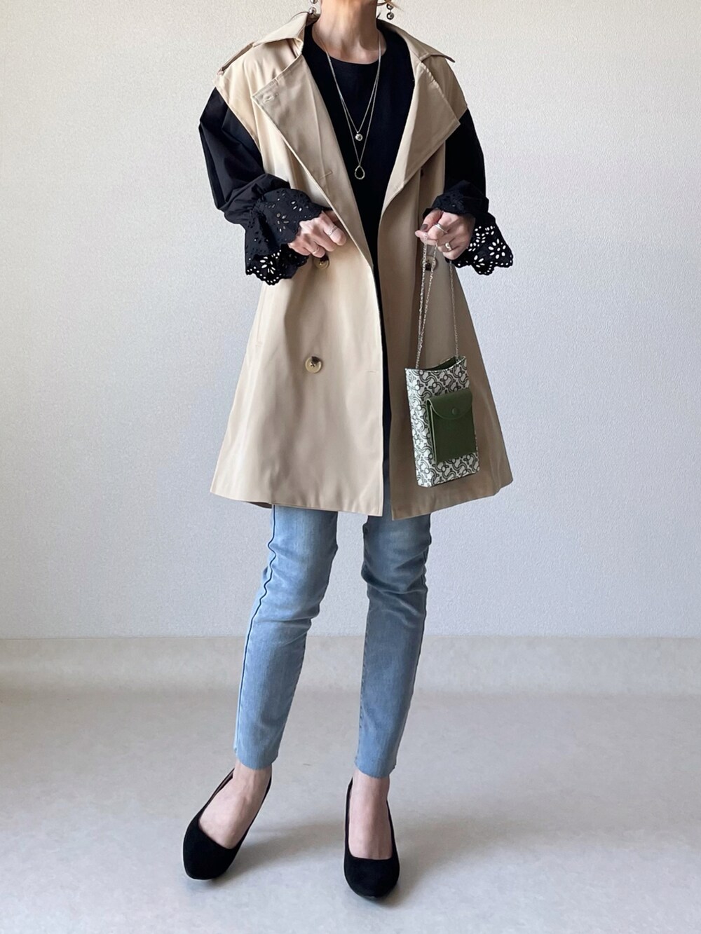 ベージュ系のベスト、ブラック系のTシャツ/カットソー、ブルー系のデニムパンツを着用したレディースの春コーディネートの3枚目の写真