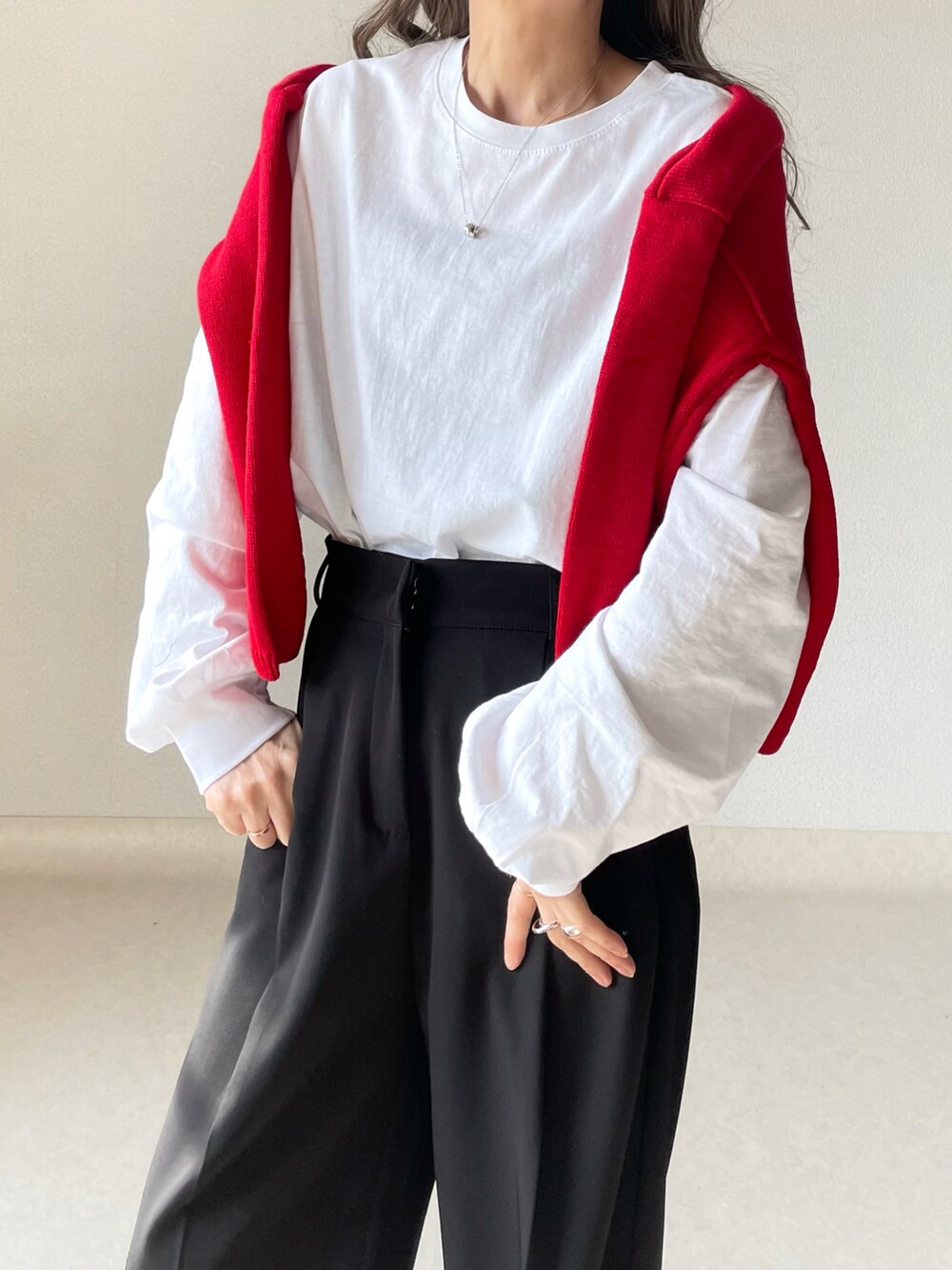 ホワイト系のTシャツ/カットソー、レッド系のカーディガン/ボレロ、ブラック系のスラックスを着用したレディースの秋コーディネートの2枚目の写真