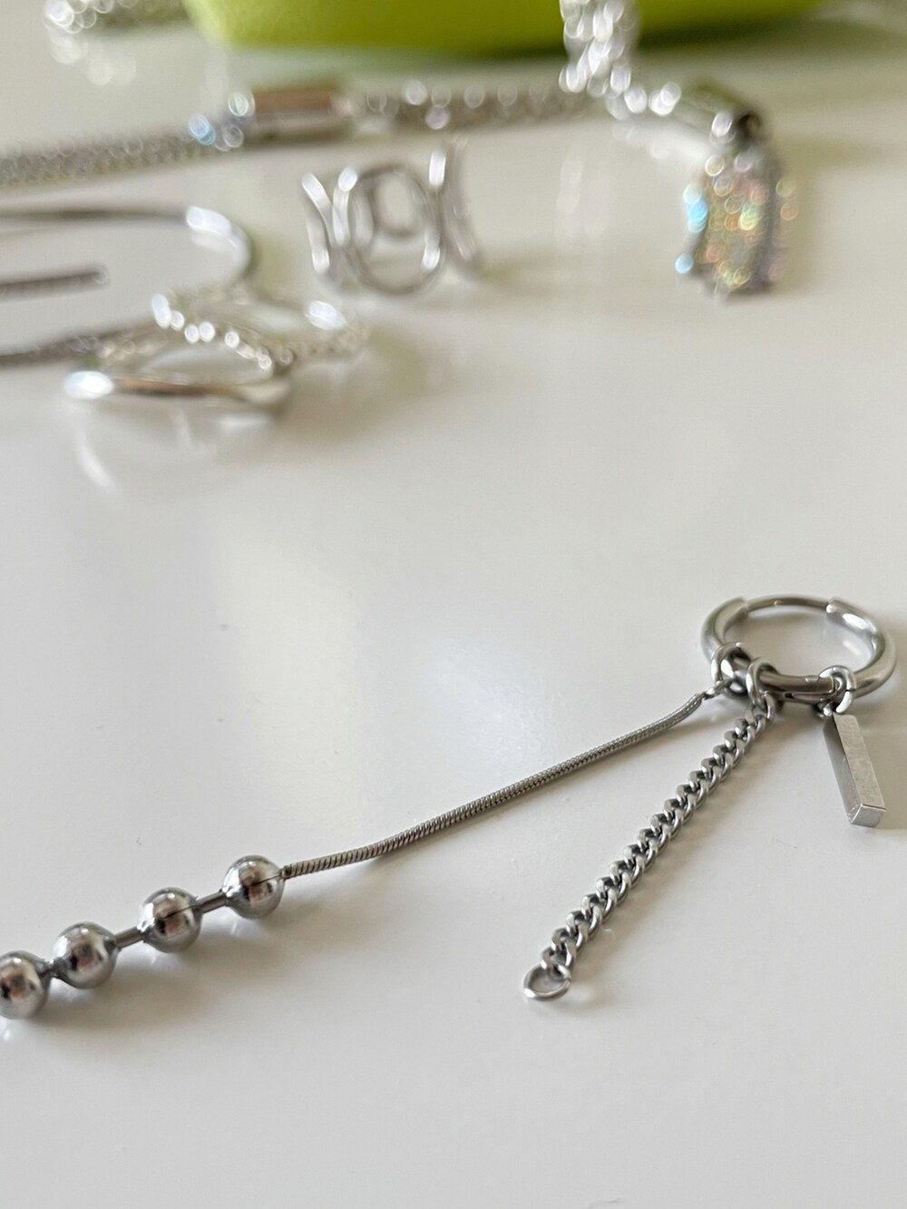 その他のピアス（片耳用）を着用したレディースの春コーディネートの3枚目の写真