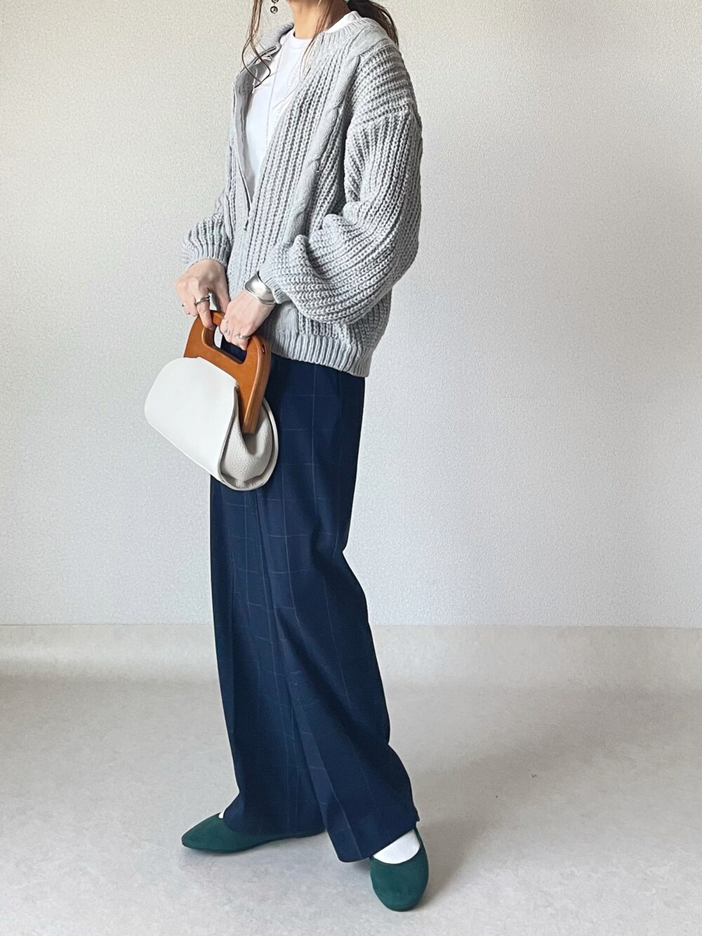 グレー系のカーディガン/ボレロ、グレー系のパンツ、グリーン系のバレエシューズを着用したレディースの秋コーディネートの3枚目の写真