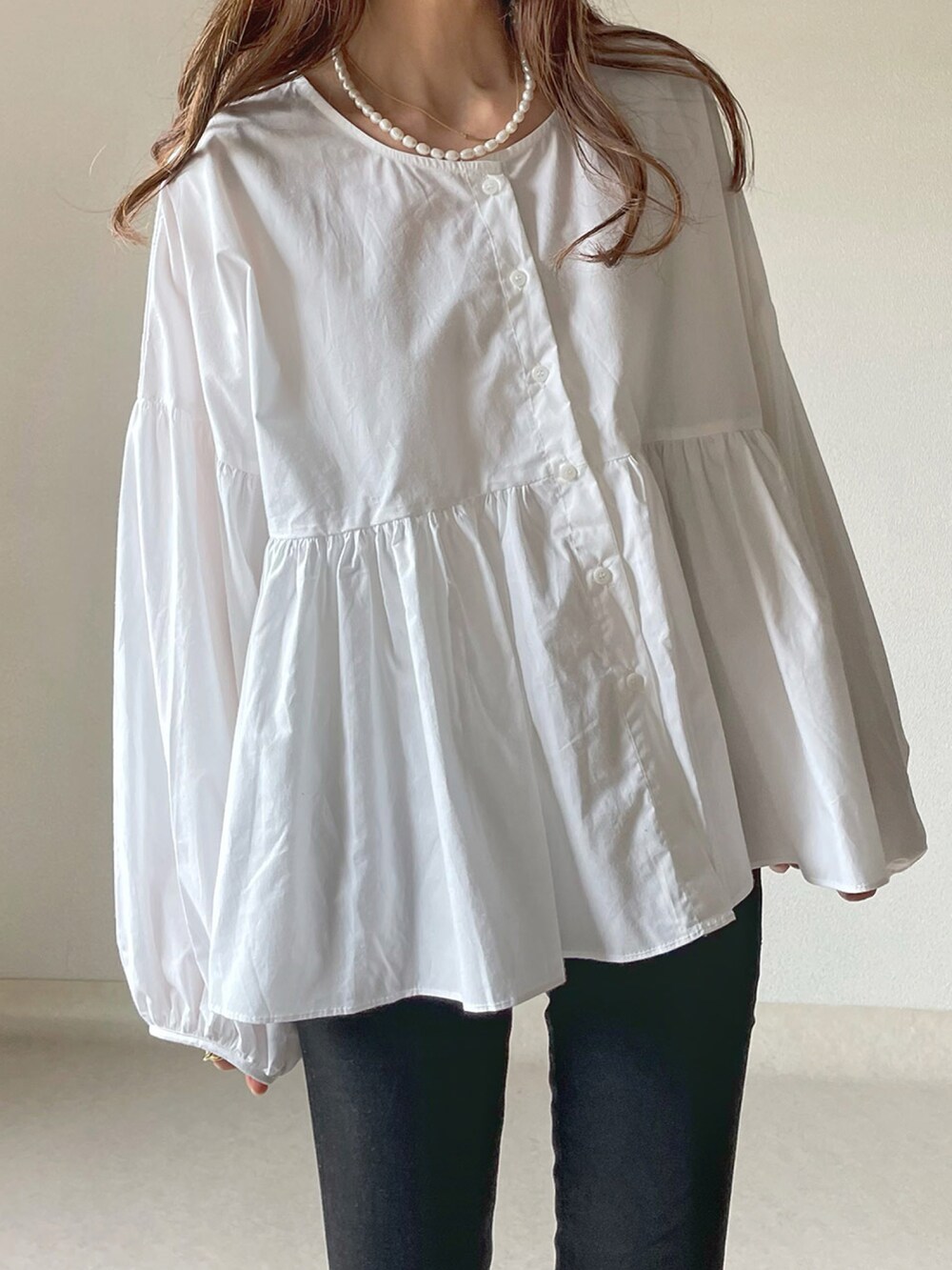 ホワイト系のシャツ/ブラウス、ベージュ系のベスト、レッド系のカーディガン/ボレロを着用したレディースの春コーディネートの2枚目の写真