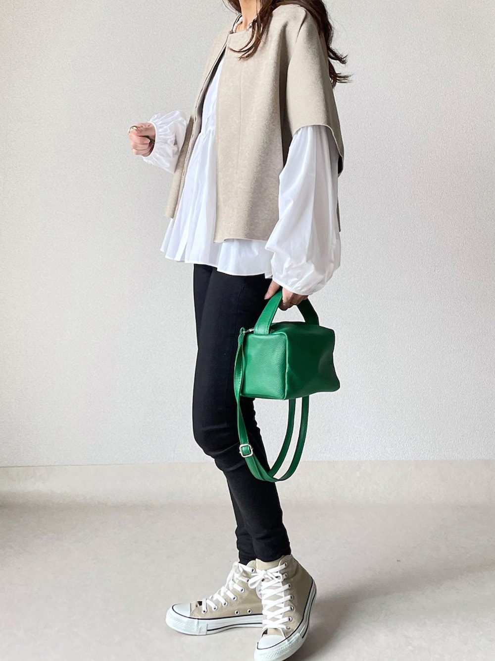 ホワイト系のシャツ/ブラウス、ベージュ系のベスト、レッド系のカーディガン/ボレロを着用したレディースの春コーディネートの4枚目の写真