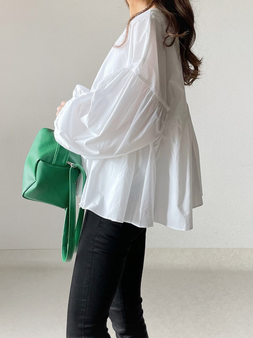 ホワイト系のシャツ/ブラウス、ベージュ系のベスト、レッド系のカーディガン/ボレロを着用したレディースの春コーディネートの3枚目の写真