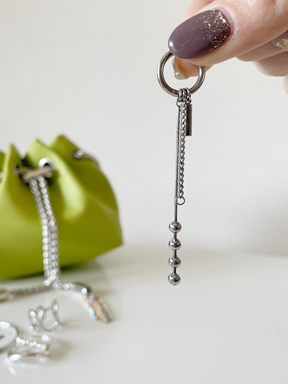 その他のピアス（片耳用）を着用したレディースの春コーディネートの2枚目の写真