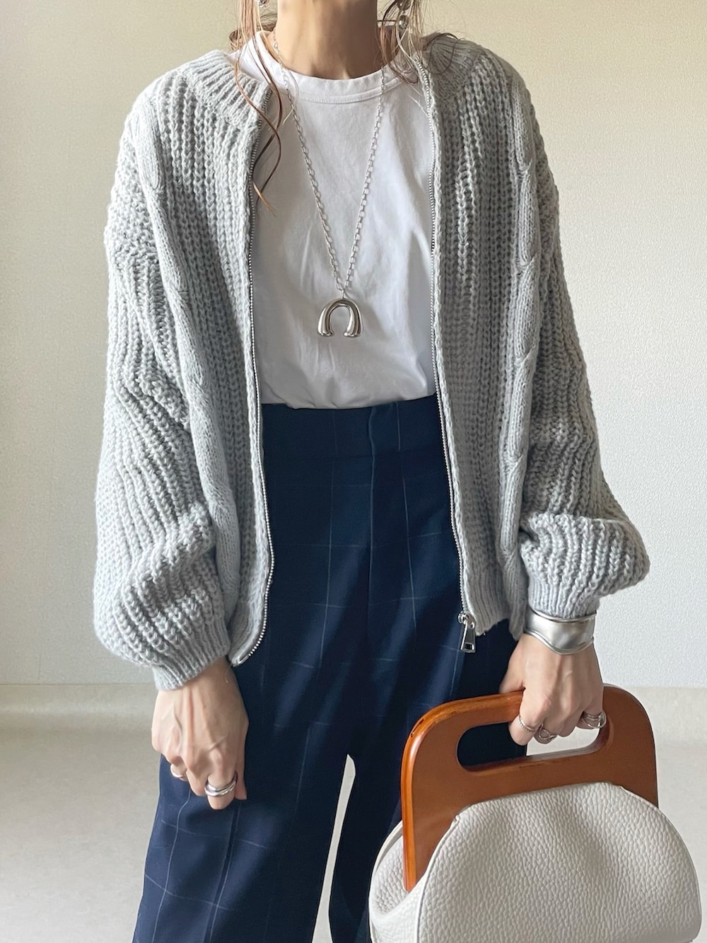 グレー系のカーディガン/ボレロ、グレー系のパンツ、グリーン系のバレエシューズを着用したレディースの秋コーディネートの2枚目の写真