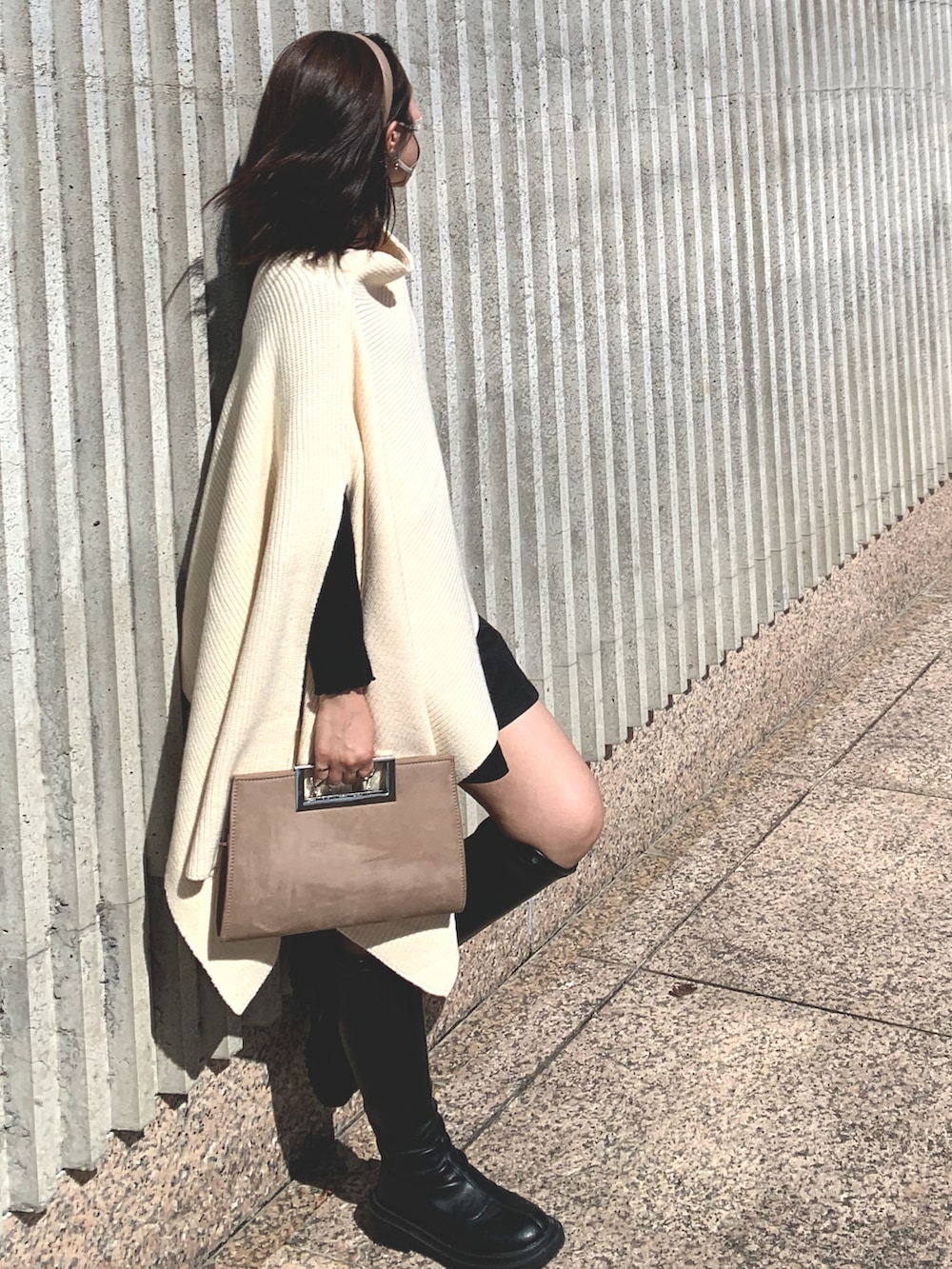 「ショートパンツ、ロングブーツ、ロングブーツコーデ、アシンメトリー、アシンメトリートップス、アシンメトリーニット、クラッチバッグ、カチューシャ、ネイルチップ、美術館コーデ、美術館、モノトーン、モノトーンコーデ」｜「rpsのアイテム（クラッチバッグ、ベージュ系）」を使った、しらまるさん（レディース・153cm）の秋コーディネートの2枚目の写真