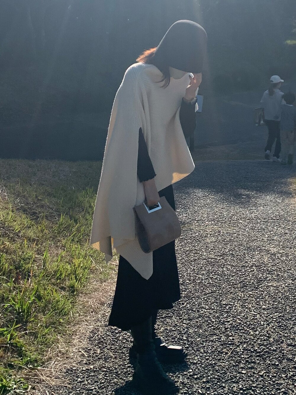 「秋冬コーデ、秋服コーデ、低身長コーデ、プチプラ、モノトーン、モノトーンコーデ、ミステリアス、チューリップハット、ハット、アシンメトリー、フレアスカート、レイヤードスタイル、レイヤード」｜「MERCURYDUOのアイテム（スカート、ブラック系）」を使った、しらまるさん（レディース・153cm）の秋コーディネートの2枚目の写真