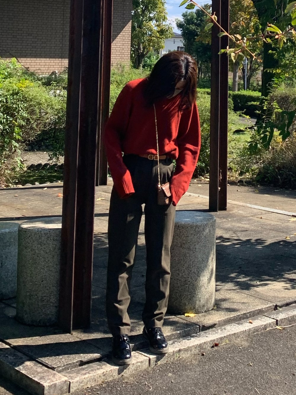 「ユニクロ、ユニクロコーデ、秋コーデ、赤ニット、ブラウンパンツ、白靴下、綺麗めコーデ、パンツスタイル、骨格ウェーブ、セーター、スラックス、スラックスパンツ、ローファー、ローファー×靴下」｜「UNIQLOのアイテム（ニット/セーター、レッド系）」を使った、しらまるさん（レディース・153cm）の秋コーディネートの3枚目の写真