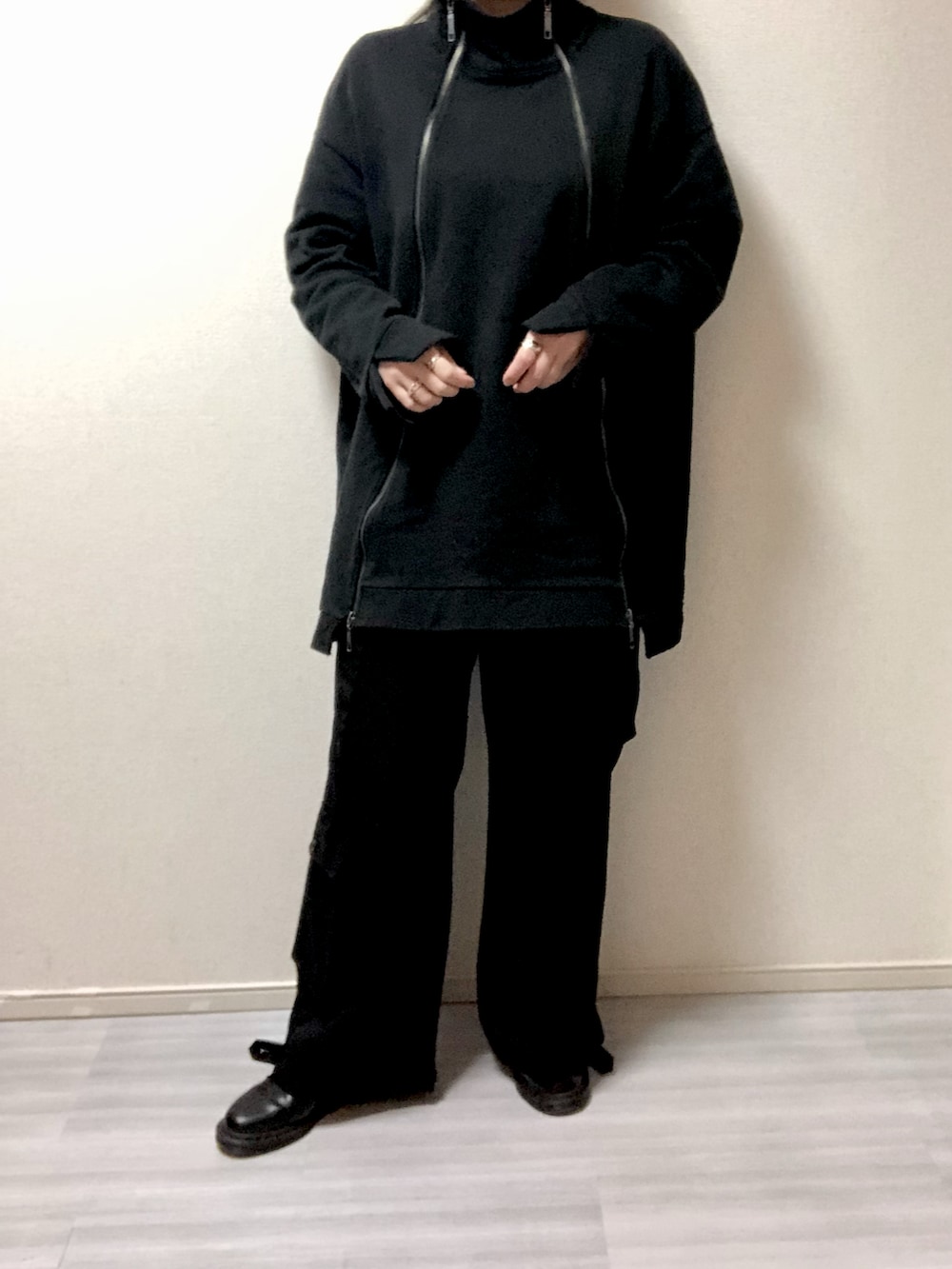 「#ブラック、カーゴパンツ、黒、オールブラック、ドクターマーチン」｜「NOT CONVENTIONALのアイテム（トップス、ブラック系）」を使った、ひぃさん（レディース・163cm）の春コーディネートの2枚目の写真