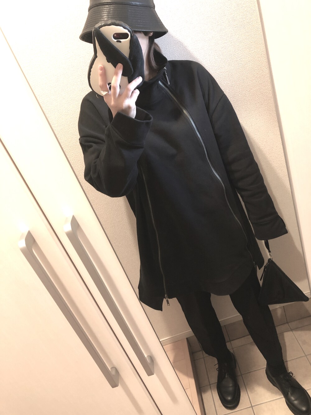 「黒、オールブラック、テーパードパンツ、GU、ドクターマーチン、ショルダーバッグ」｜「GUのアイテム（パンツ、ブラック系）」を使った、ひぃさん（レディース・163cm）の春コーディネートの2枚目の写真