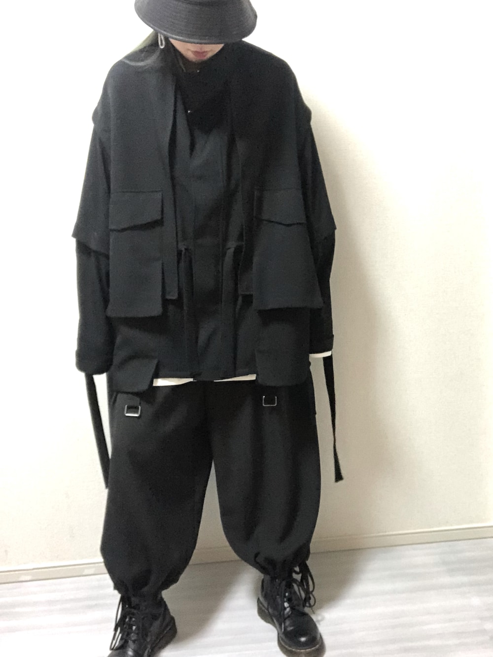 ブラック系のその他パンツ、ホワイト系のシャツ/ブラウス、ブラック系のブーツを着用したレディースの冬コーディネートの2枚目の写真