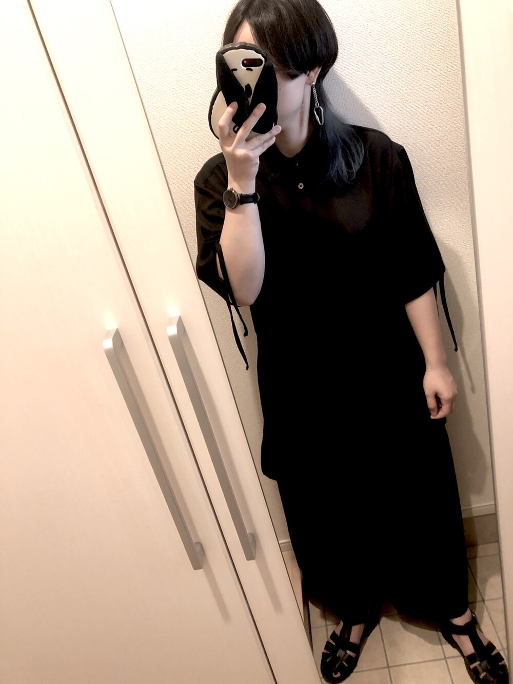 「オールブラック、黒、ブラック、シャツ、ハカマパンツ、グルカサンダル」｜「NOT CONVENTIONALのT/R hakama pant（その他パンツ、ブラック系）」を使った、ひぃさん（レディース・163cm）の夏コーディネートの2枚目の写真