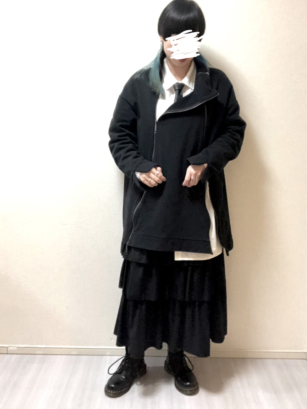「黒、ブーツスタイル、スカート、ブーツ、ネクタイ、バケットハット、レザー、ショルダーバッグ、シャツ」｜「Dr. MartensのDr.martens/ドクターマーチン 1460Z 8EYE BOOT ８ホール ブーツ 人気定番 正規取扱店 10072004（ブーツ、ブラック系）」を使った、ひぃさん（レディース・163cm）の冬コーディネートの2枚目の写真