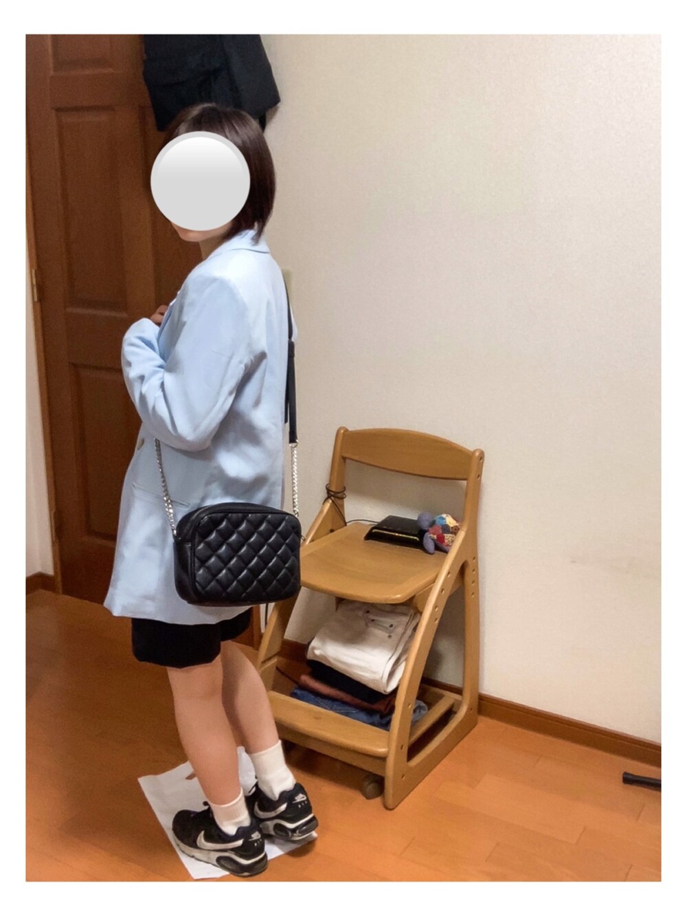 ブルー系のテーラードジャケット、ブラック系のパンツ、ホワイト系のTシャツ/カットソーを着用したレディースの春コーディネートの2枚目の写真