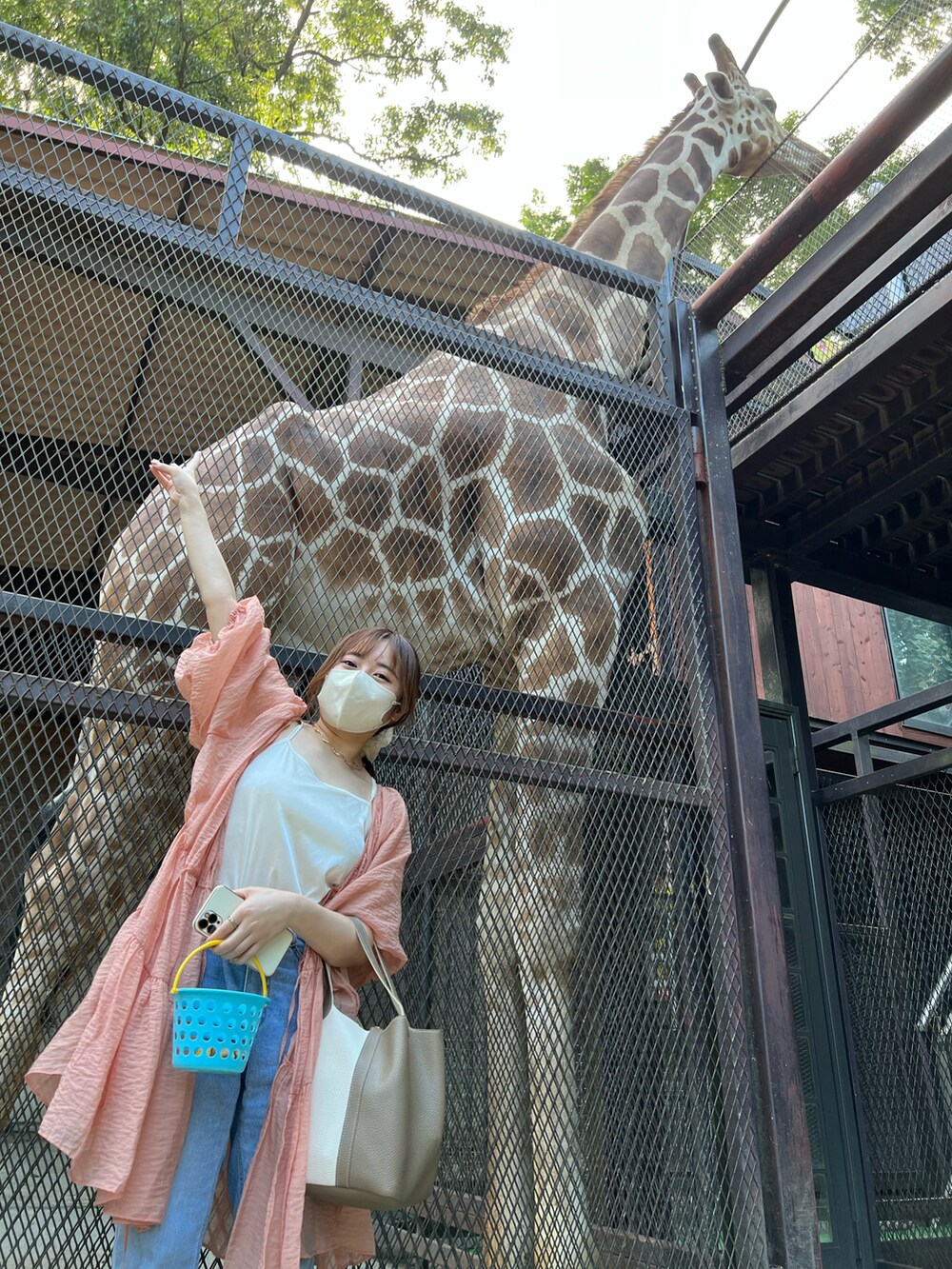「大人かわいい、低身長、低身長コーデ、デニムパンツ、厚底サンダル、夏コーデ、真夏のアクティブスタイル、大人カジュアル」｜「one after another NICE CLAUPの３Wayティアードチュニック（チュニック、オレンジ系）」を使った、ゆかさん（レディース・140cm）の夏コーディネートの2枚目の写真