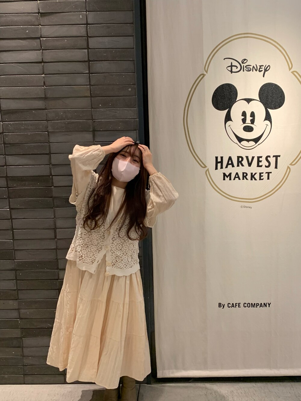 ベージュ系のワンピース、ホワイト系のカーディガン/ボレロ、ベージュ系のブーツを着用したレディースの春コーディネートの3枚目の写真