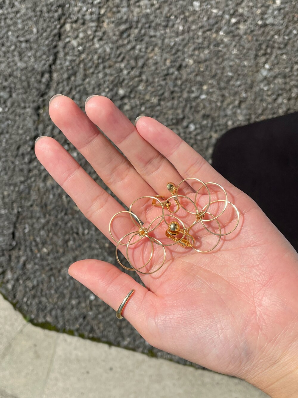 ブラック系のその他トップス、ブラック系のスラックス、ブラック系のハンドバッグを着用したレディースの夏コーディネートの2枚目の写真