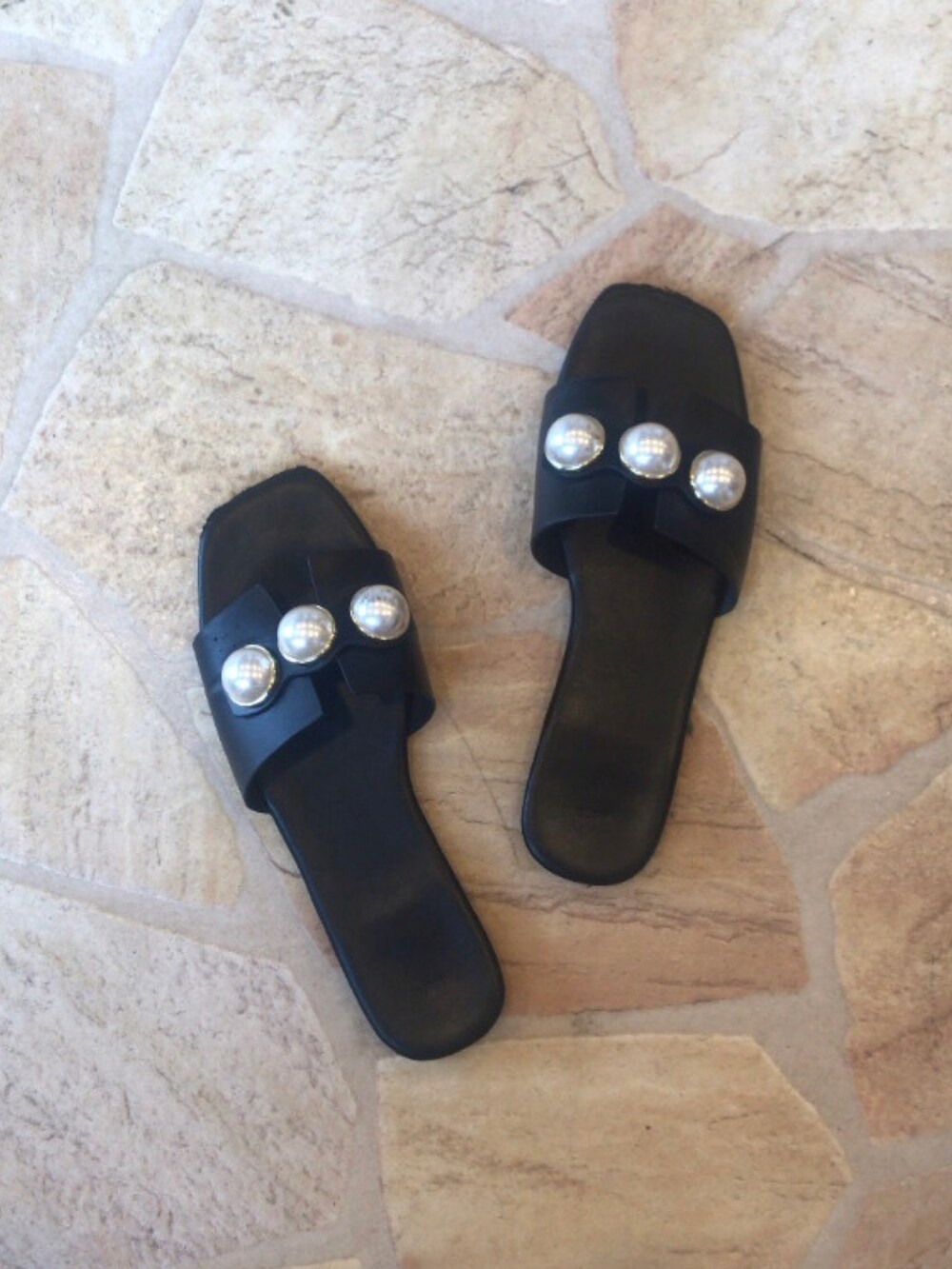 ブラック系のショルダーバッグを着用したレディースの春コーディネートの2枚目の写真