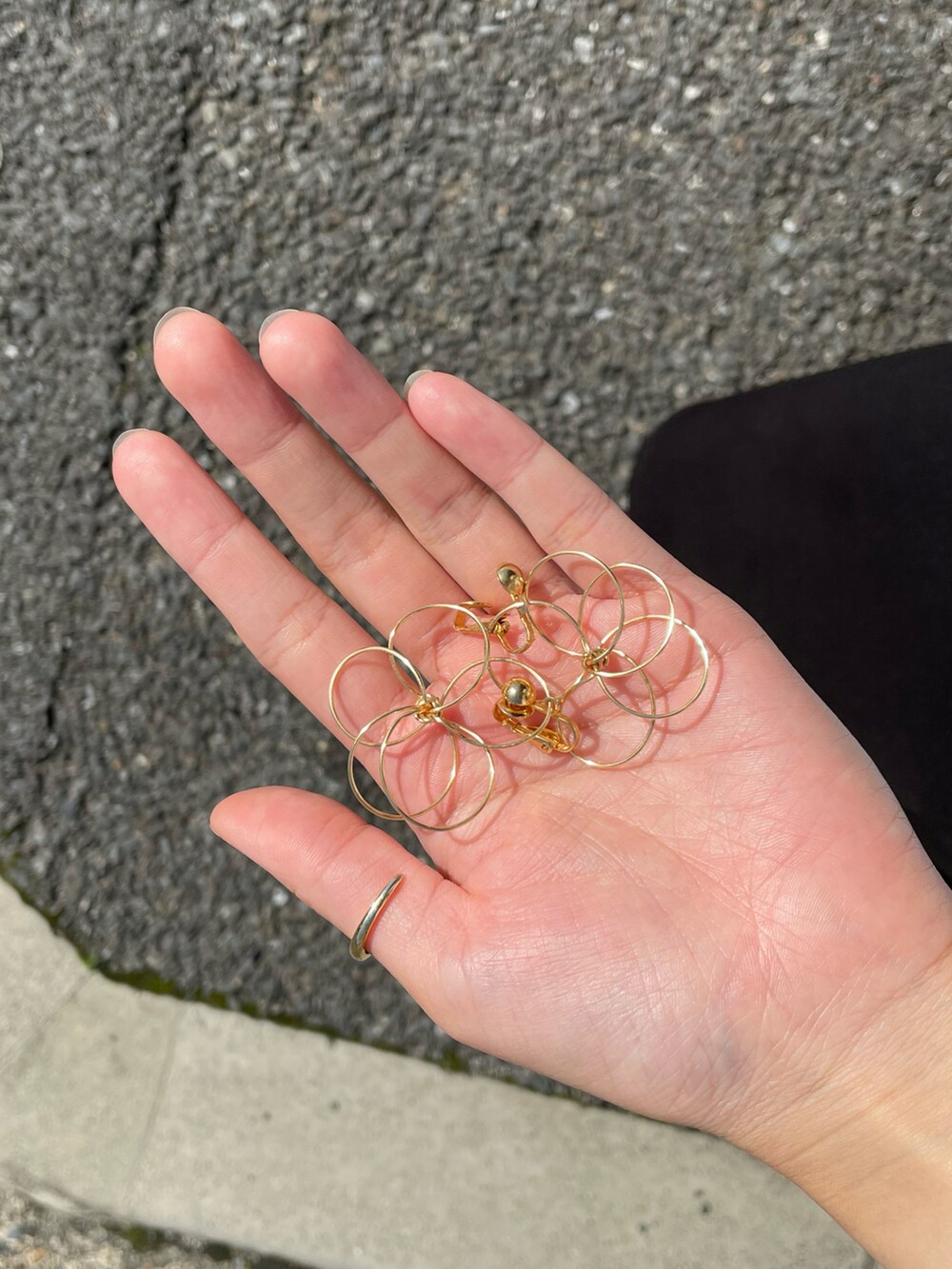 ブラック系のスカート、ブラック系のショルダーバッグを着用したレディースの春コーディネートの2枚目の写真