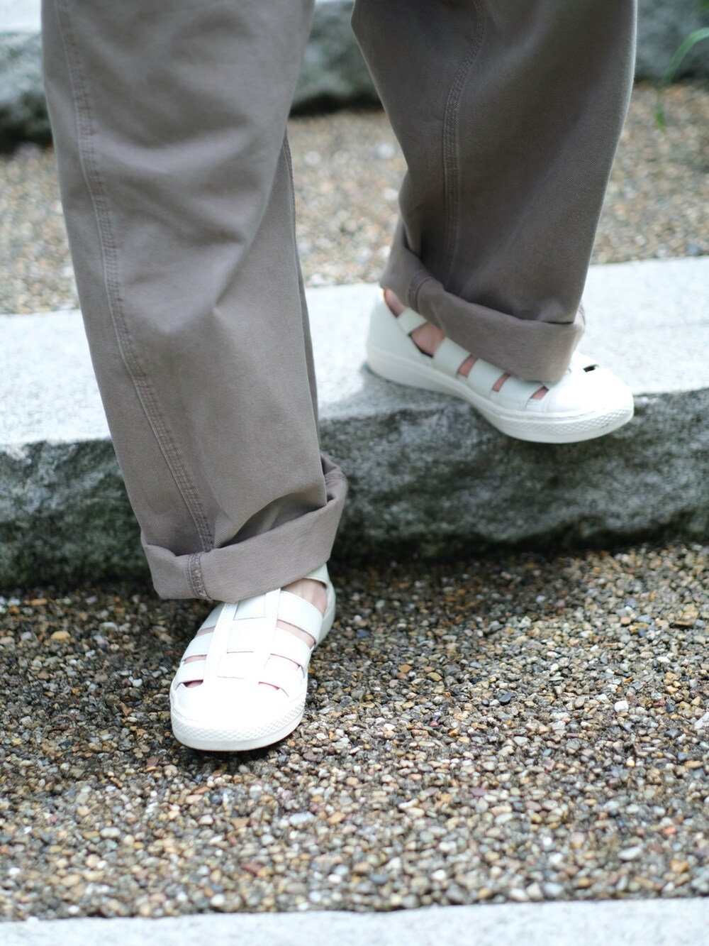 ホワイト系のサンダル、グリーン系のシャツ/ブラウス、ブラウン系のデニムパンツを着用したメンズの夏コーディネートの4枚目の写真