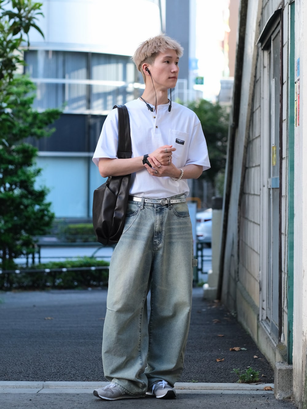 ホワイト系のTシャツ/カットソー、ブルー系のデニムパンツ、グレー系のスニーカーを着用したメンズの夏コーディネートの5枚目の写真