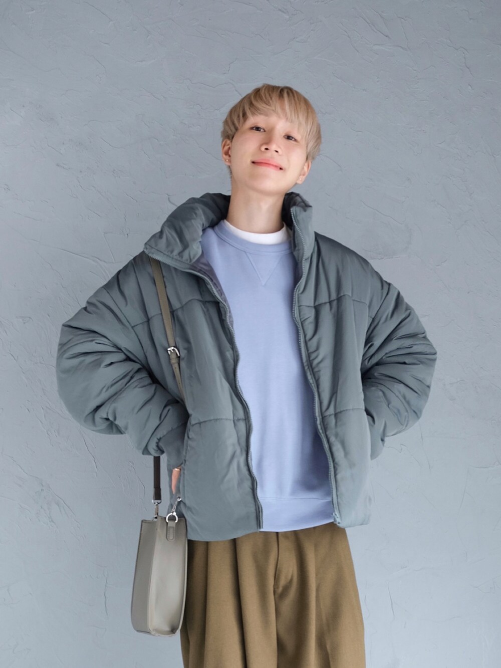 ホワイト系のスニーカー、グリーン系のその他パンツ、ブルー系のスウェットを着用したメンズの冬コーディネートの2枚目の写真