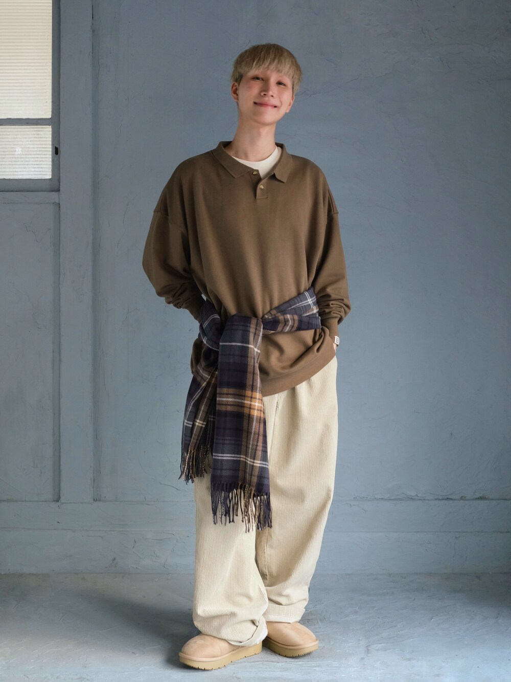 ベージュ系のその他パンツ、グリーン系のスウェット、ベージュ系のサンダルを着用したメンズの秋コーディネートの3枚目の写真