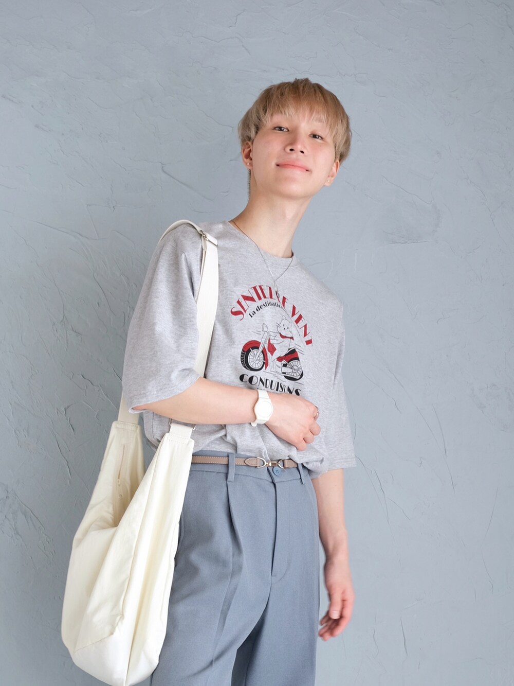 ブルー系のスラックス、ホワイト系のサンダル、ホワイト系のショルダーバッグを着用したメンズの秋コーディネートの2枚目の写真