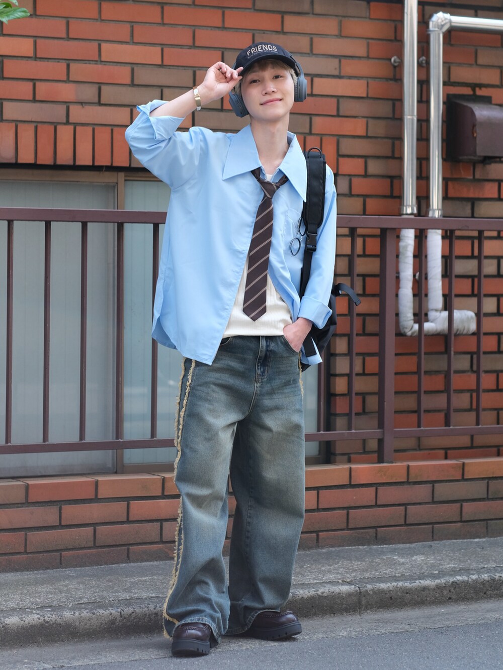 その他のデニムパンツ、ブルー系のシャツ/ブラウス、ブラウン系のローファーを着用したメンズの春コーディネートの3枚目の写真