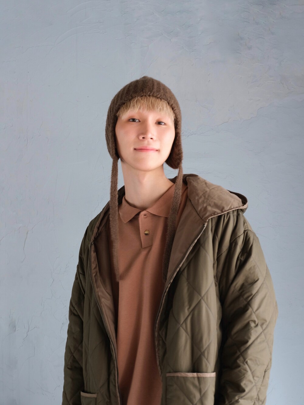 ベージュ系のスウェット、レッド系のその他パンツ、ベージュ系のモカシン/デッキシューズを着用したメンズの秋コーディネートの2枚目の写真