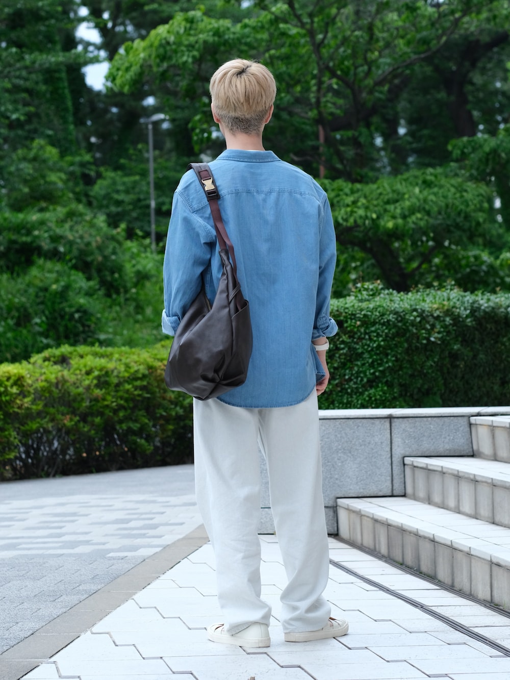 ホワイト系のサンダル、ホワイト系のTシャツ/カットソー、ブルー系のシャツ/ブラウスを着用したメンズの夏コーディネートの4枚目の写真