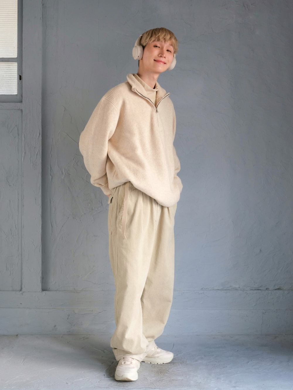 ホワイト系のニット/セーター、ベージュ系のその他パンツ、ホワイト系のスニーカーを着用したメンズの冬コーディネートの4枚目の写真