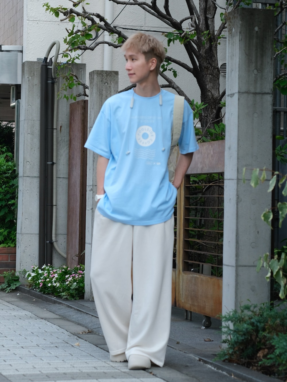 ブルー系のTシャツ/カットソー、ホワイト系のスウェットパンツ、ホワイト系のショルダーバッグを着用したメンズの夏コーディネートの2枚目の写真