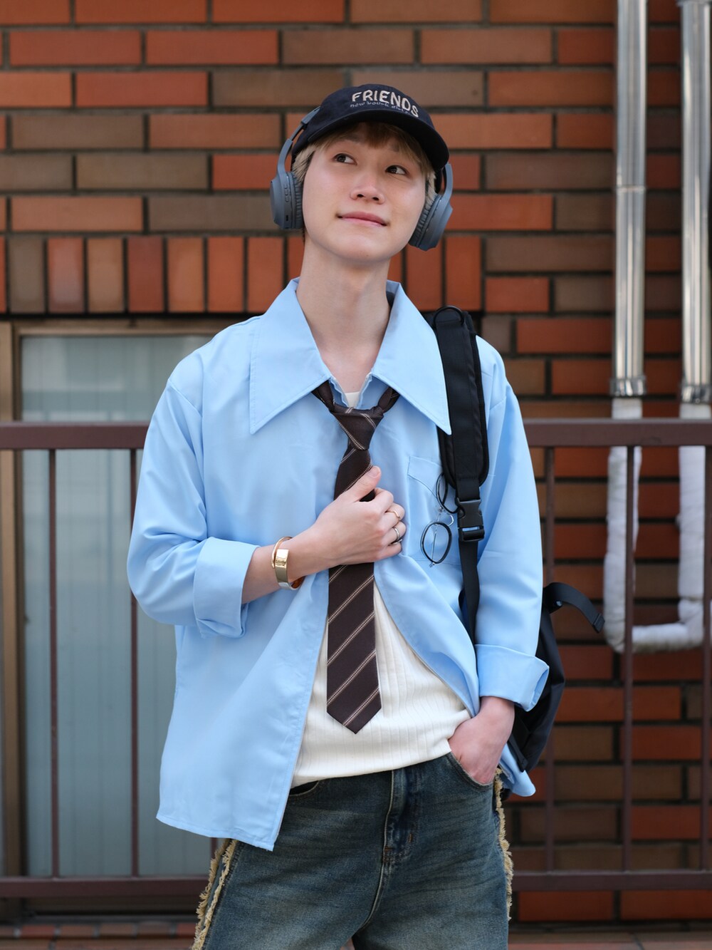 その他のデニムパンツ、ブルー系のシャツ/ブラウス、ブラウン系のローファーを着用したメンズの春コーディネートの2枚目の写真