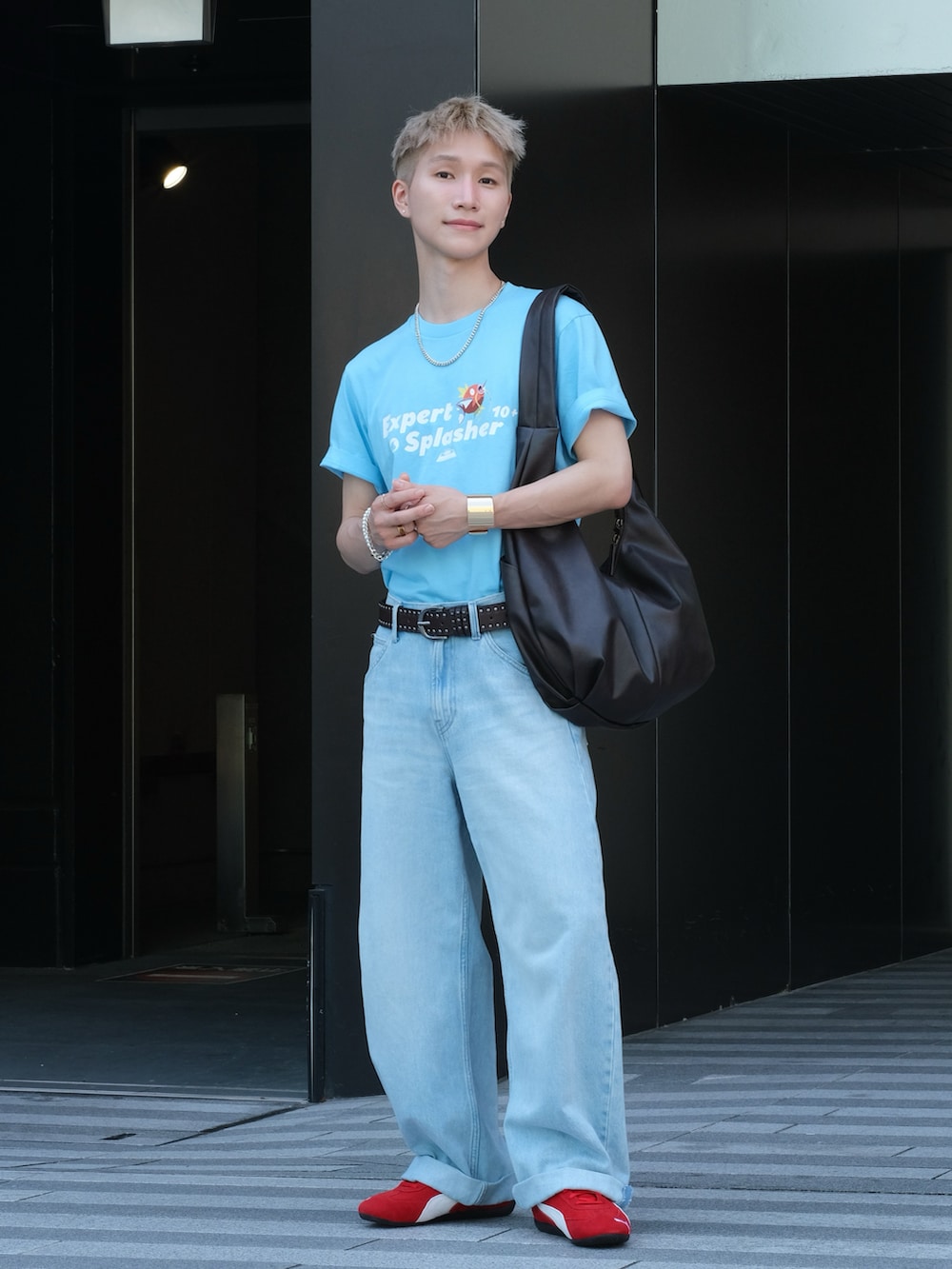 レッド系のスニーカー、ブルー系のTシャツ/カットソー、ブルー系のデニムパンツを着用したメンズの夏コーディネートの5枚目の写真