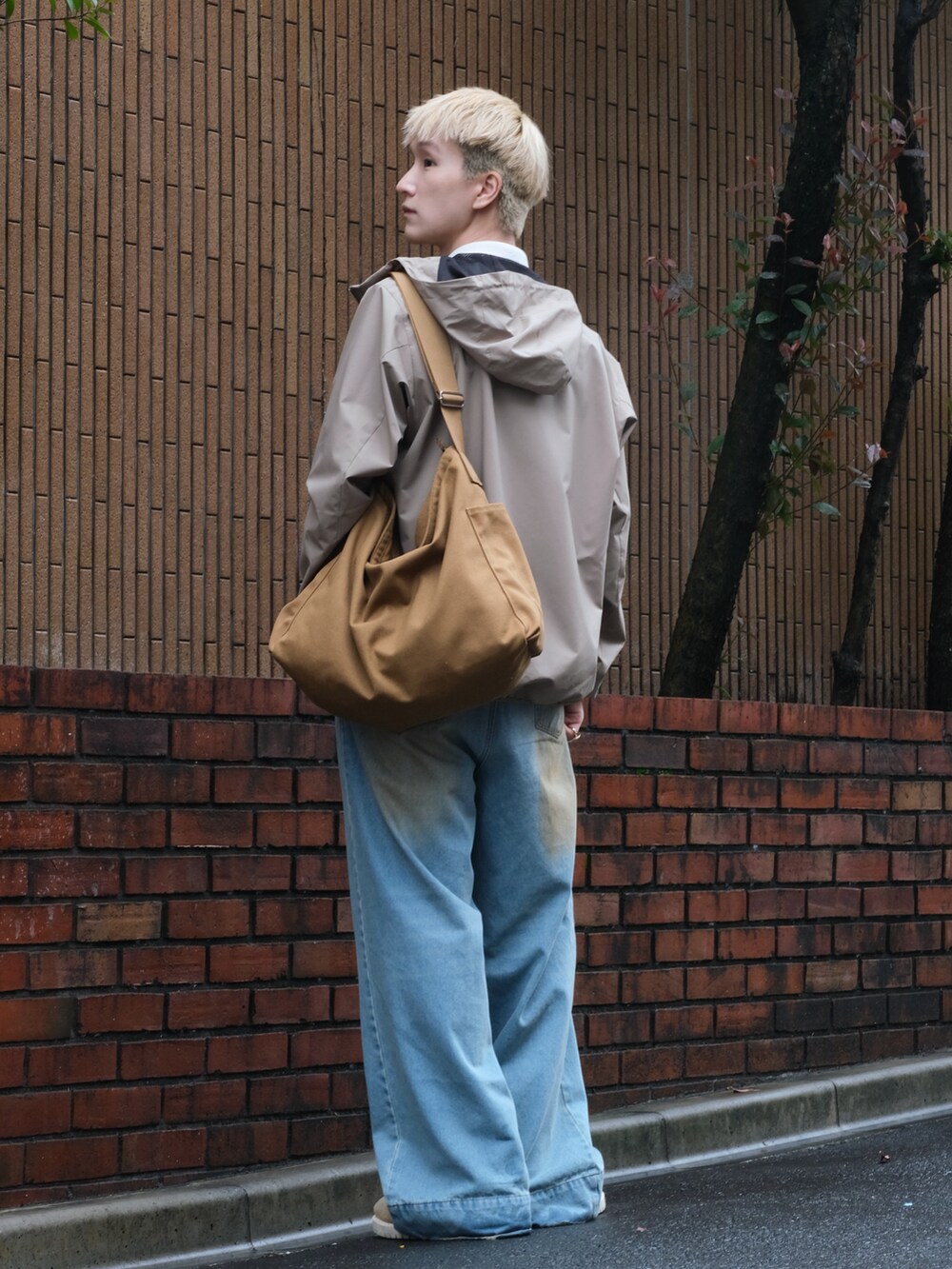 ブルー系のデニムパンツ、イエロー系のネクタイ、ホワイト系のポロシャツを着用したメンズの秋コーディネートの5枚目の写真