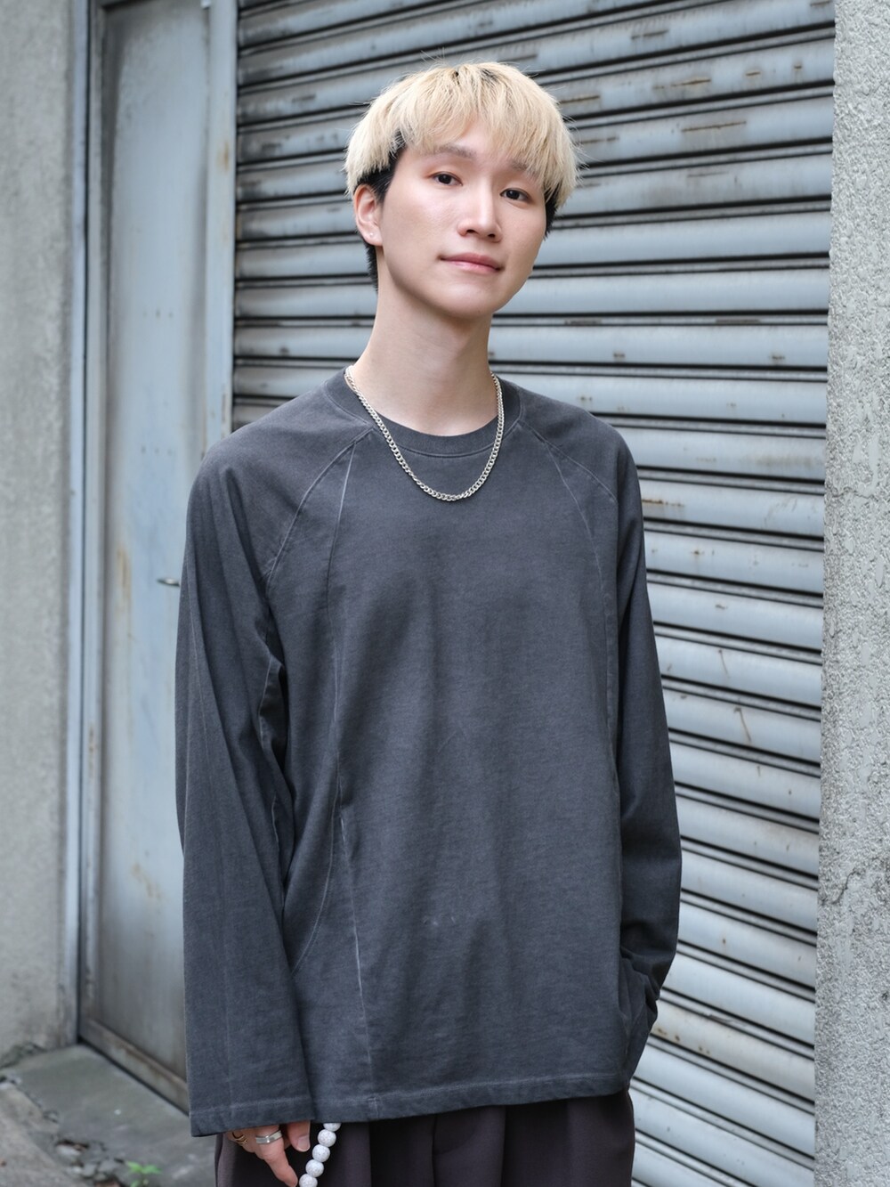 ブラック系のTシャツ/カットソー、ブラウン系のスラックス、ブラウン系のシューズを着用したメンズの夏コーディネートの2枚目の写真